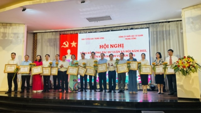 Đồng chí Nguyễn Văn Thể và đồng chí Lại Xuân Môn tặng Bằng khen của Ban Tuyên giáo Trung ương cho 15 tập thể đạt thành tích xuất sắc trong công tác dư luận xã hội năm 2022.